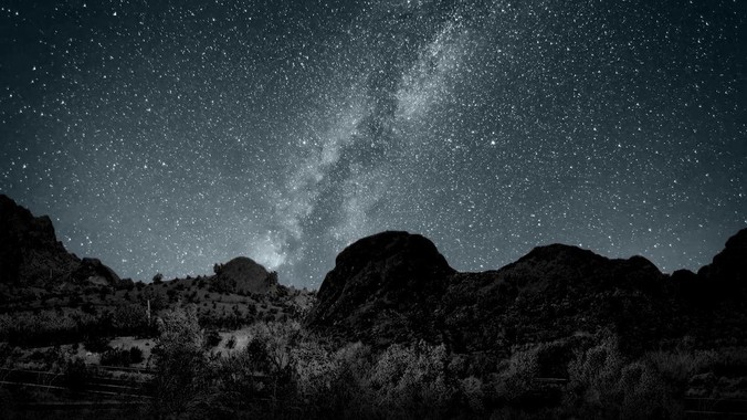 有邻居的追求者出价三万，让我连续半个月每天找个女朋友晚上弄点动静，我该答应吗？